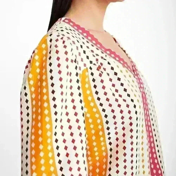 ๐ NWT ๐ Express V-Neck Diamond Dot Long Sleeve Gathered Front Top, Size S - Picture 11 of 14